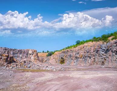 花岗岩石料采石场露天开采的壮观景色. 加工生产石料和砾石.照片