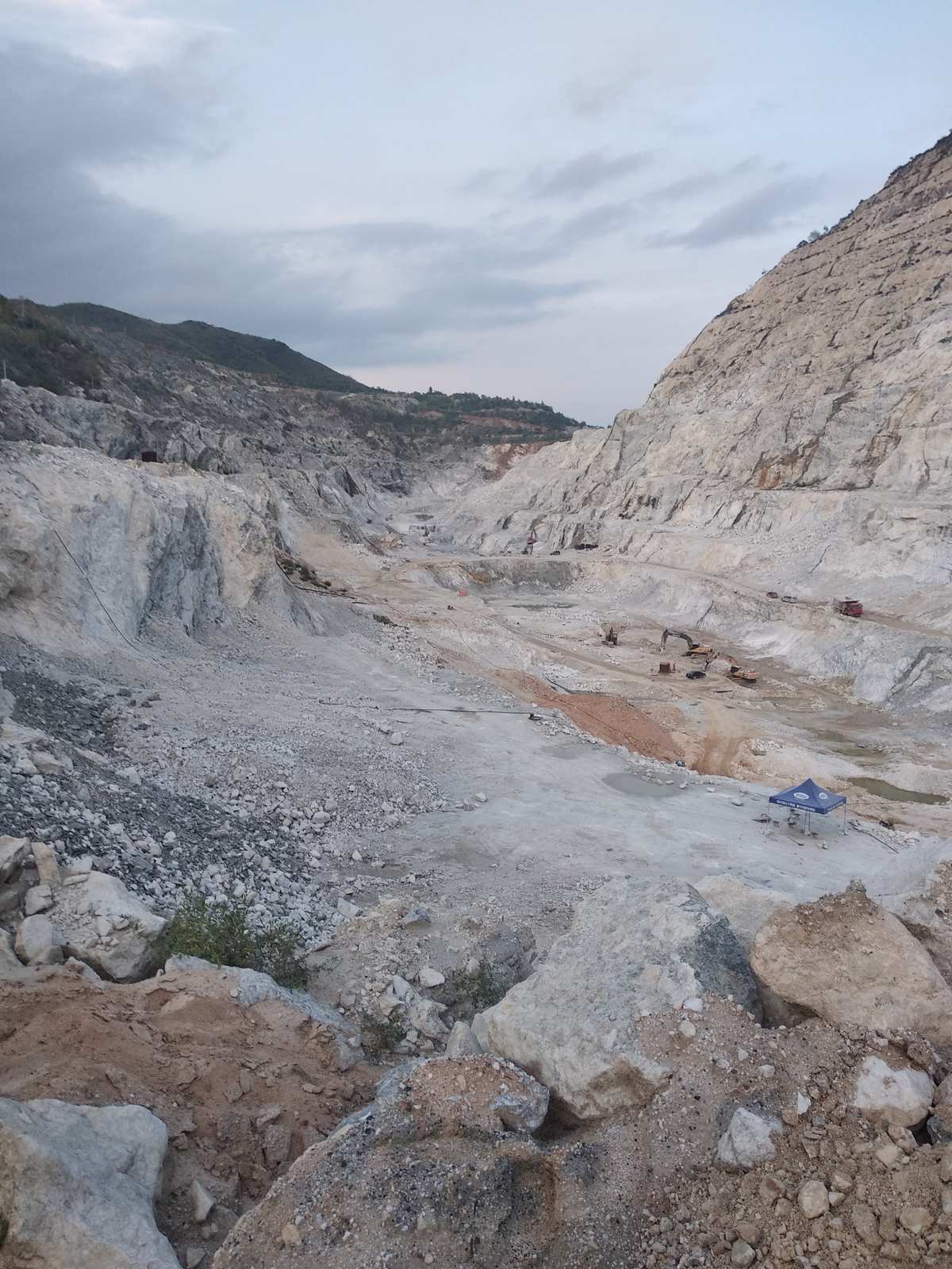 专业绳锯开采各种大理石,花岗岩,假山石,各种矿石露天开采工作,电话